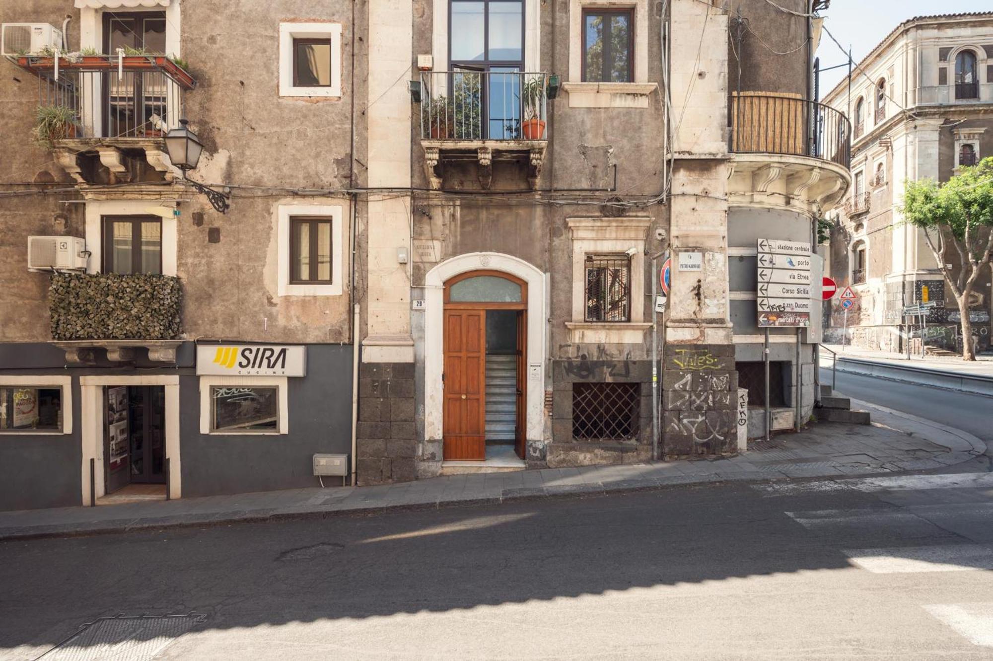 Terra Dell'Etna Apartment Катания Екстериор снимка