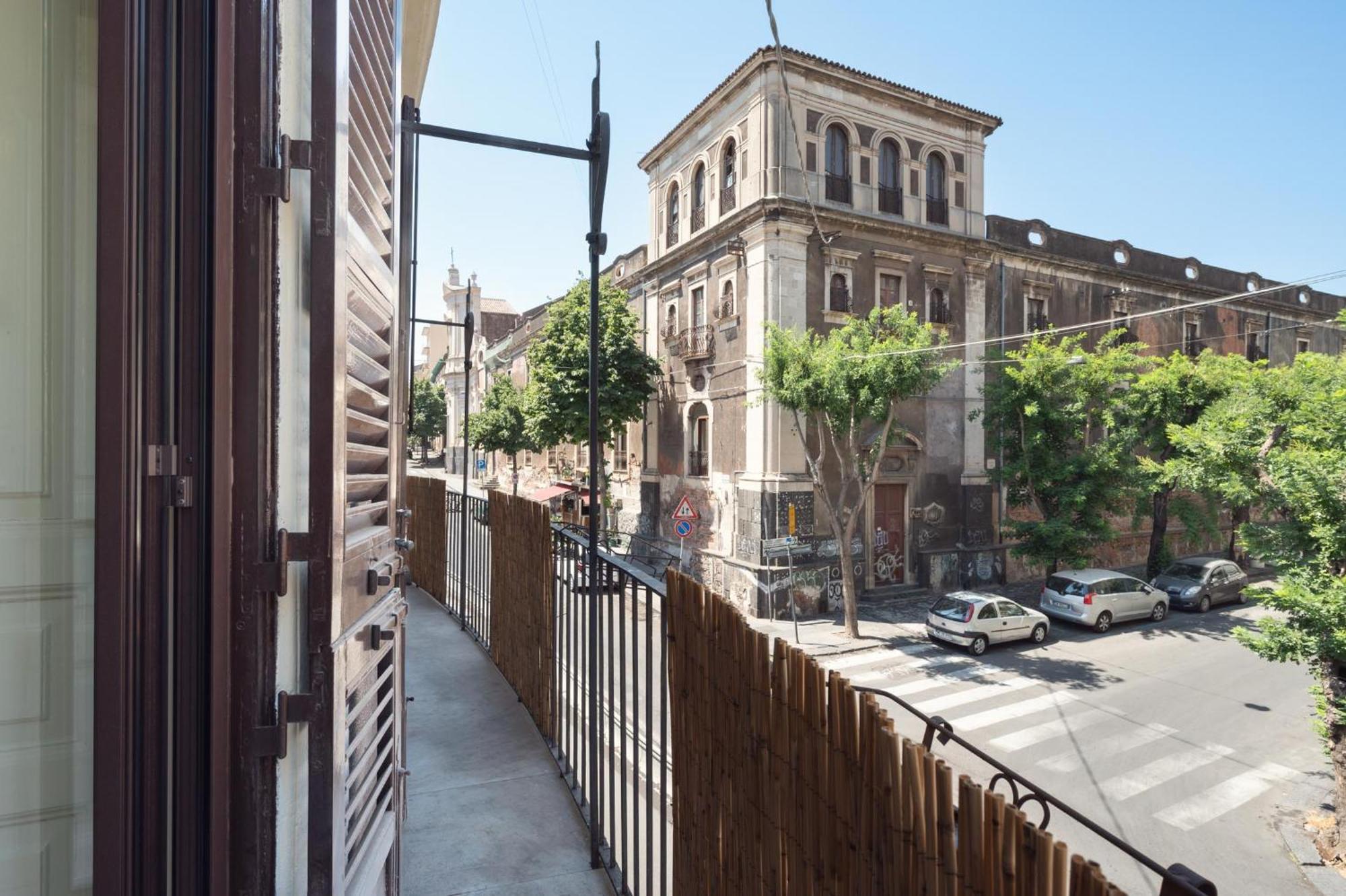 Terra Dell'Etna Apartment Катания Екстериор снимка