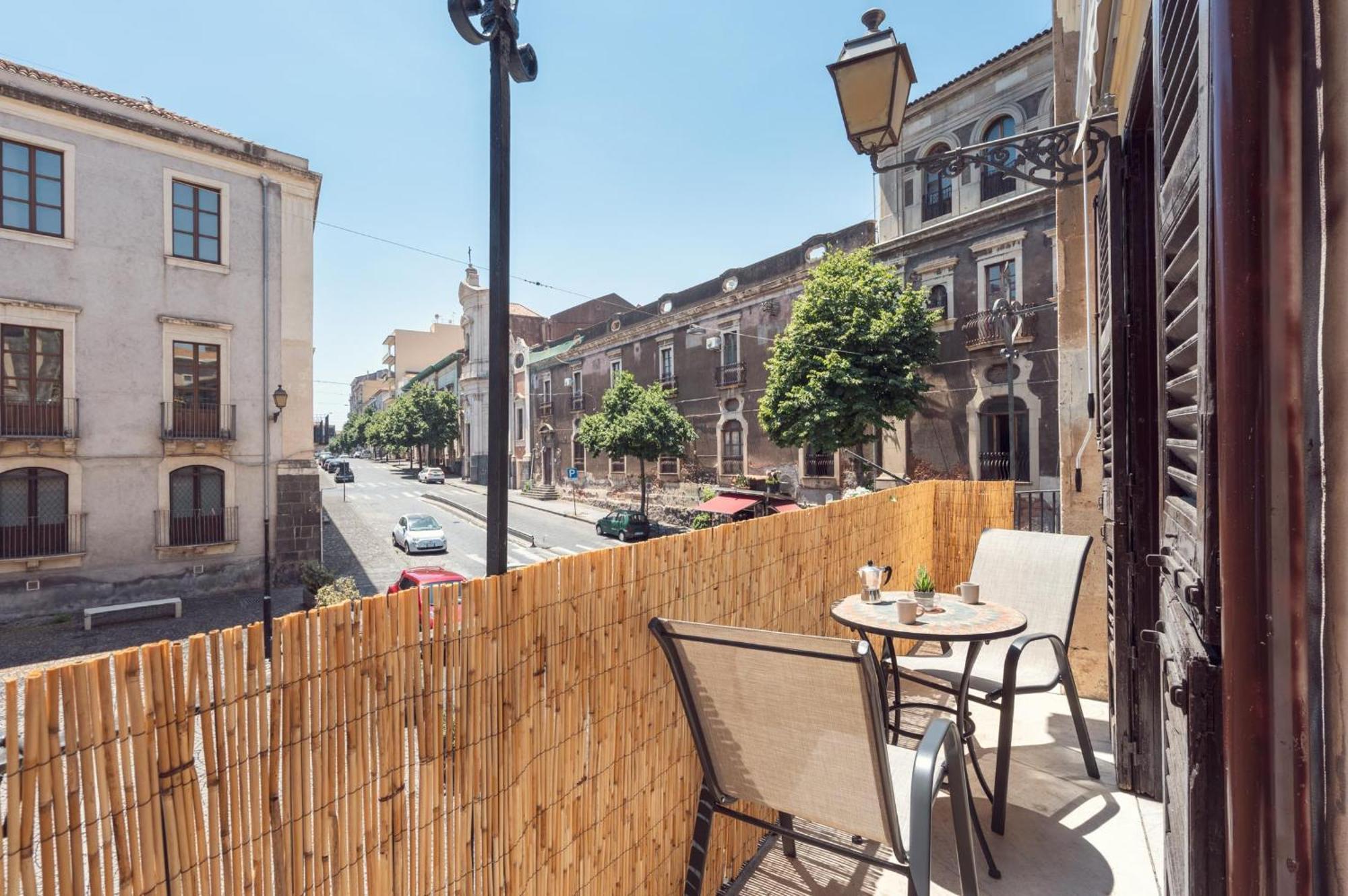 Terra Dell'Etna Apartment Катания Стая снимка